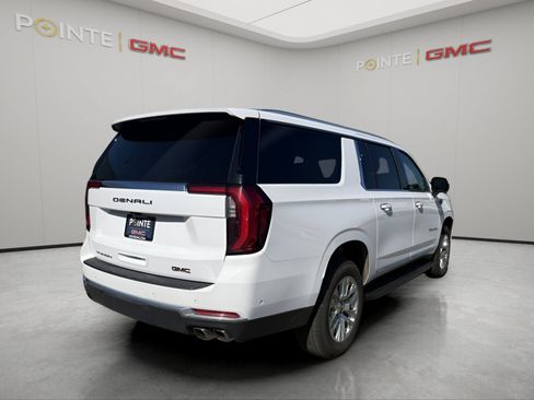 Used 2025 GMC Yukon XL Denali AWD/4WD image 3
