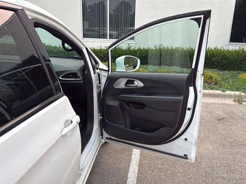 Used 2020 Chrysler Pacifica Touring-L w/ S Appearance Package FWD image 17
