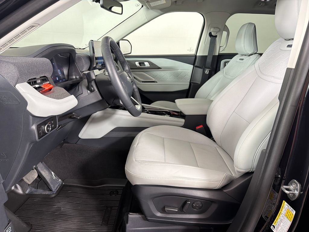 Used 2025 Ford Explorer Platinum w/ Ultimate Package AWD/4WD image 19