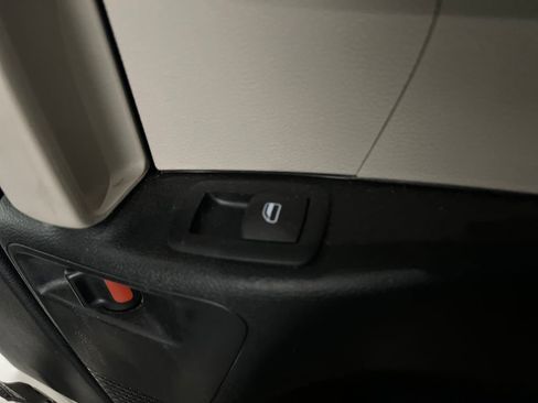 Used 2024 Chrysler Pacifica Touring-L image 27