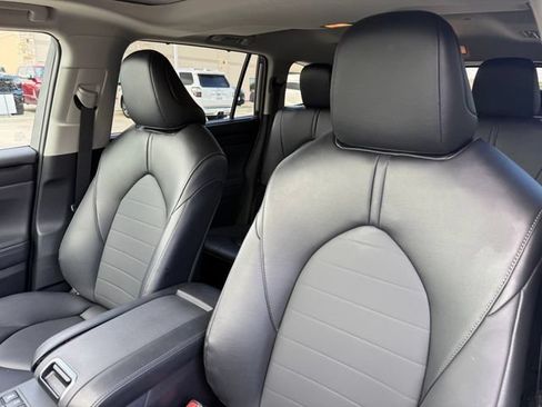 Used 2025 Toyota Highlander XLE FWD image 14