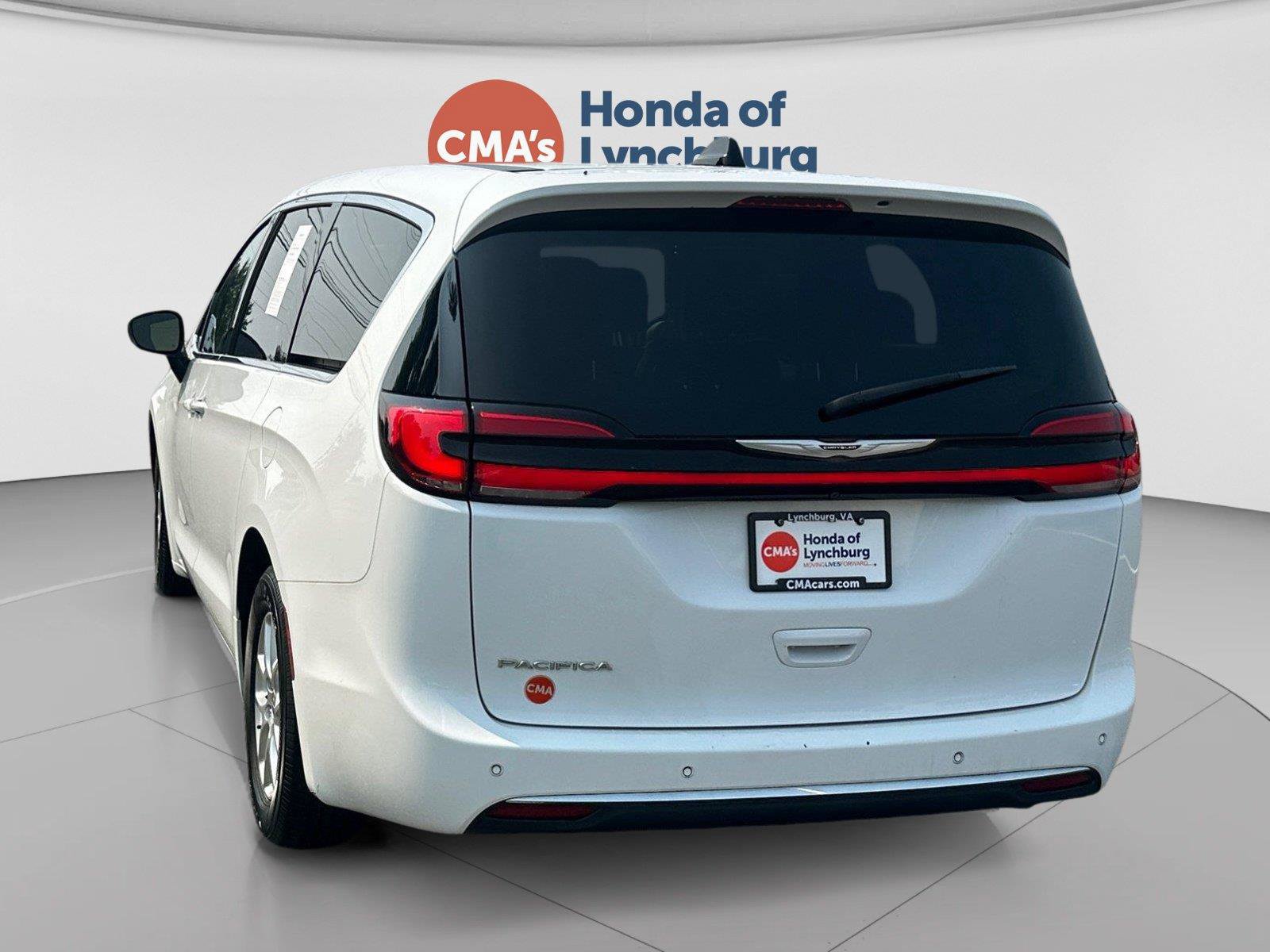 Used 2023 Chrysler Pacifica Touring-L FWD image 3