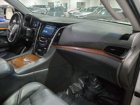 Used 2018 Cadillac Escalade Luxury RWD image 14