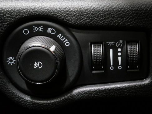 Used 2024 Chrysler Pacifica Select image 14