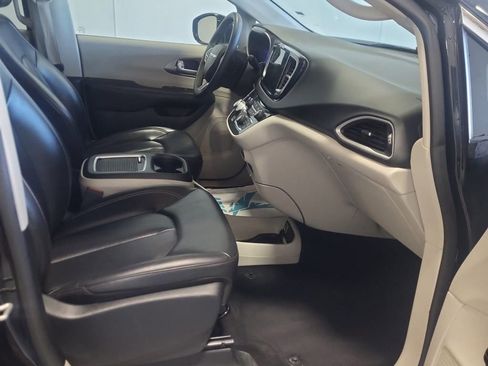 Used 2024 Chrysler Pacifica Touring-L image 12