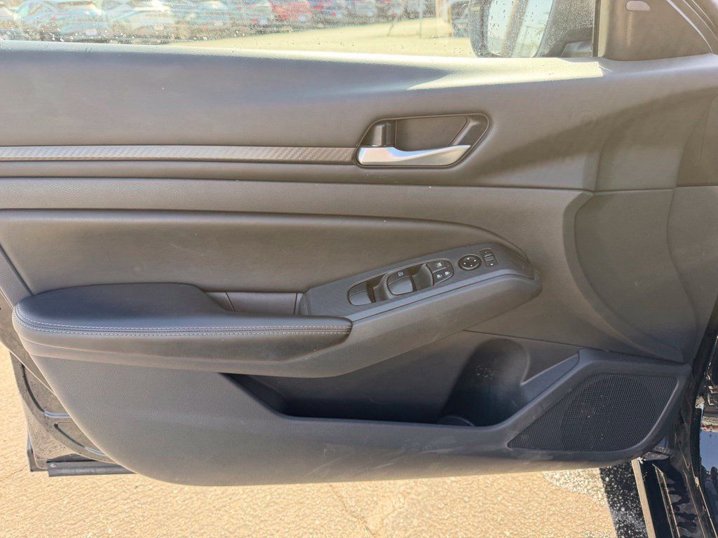 Used 2025 Nissan Altima 2.5 SV FWD image 14