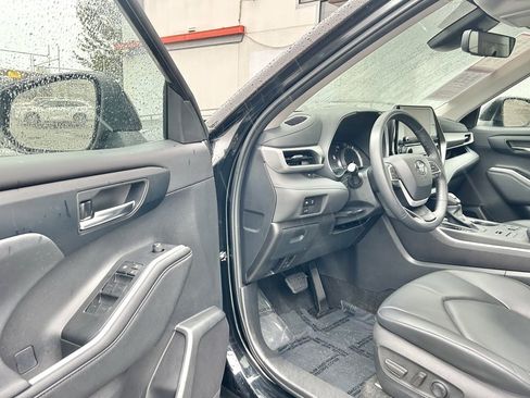 Certified 2024 Toyota Highlander XLE image 9