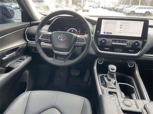 Used 2025 Toyota Grand Highlander XLE image 12