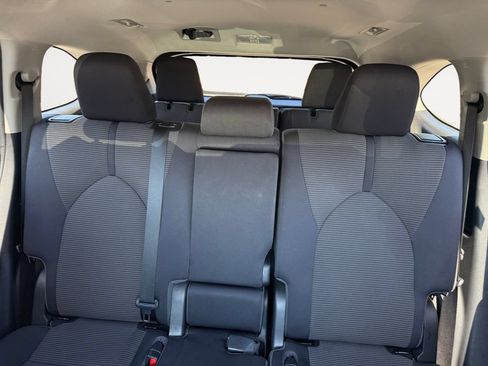 Used 2023 Toyota Highlander LE FWD image 13
