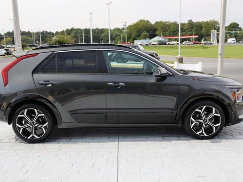 Used 2023 Kia Niro SX Touring image 6