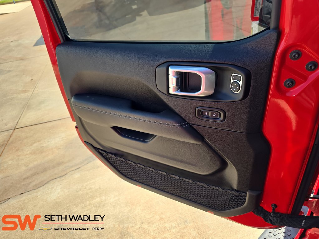 Used 2022 Jeep Wrangler Unlimited Sahara w/ Cold Weather Group AWD/4WD image 27