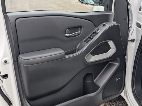 Used 2022 Nissan Frontier SV w/ SV Premium Package image 14