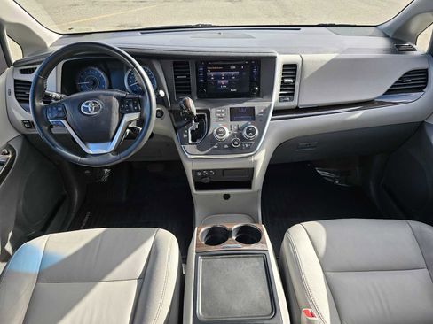 Used 2017 Toyota Sienna XLE image 17
