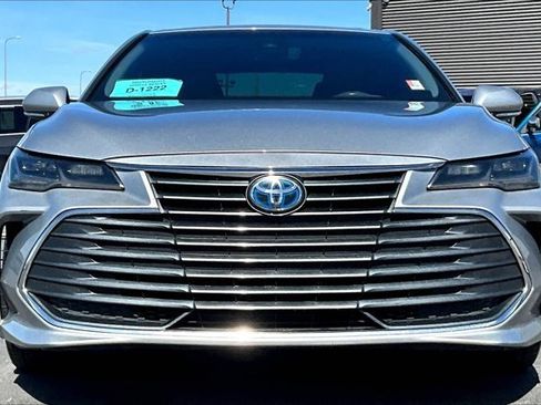 Used 2020 Toyota Avalon Limited image 2