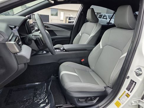 Used 2025 Toyota Camry SE w/ Convenience Package FWD image 9