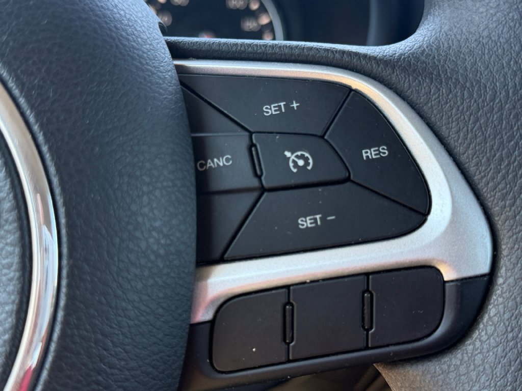 Used 2023 Jeep Renegade Latitude AWD/4WD image 30