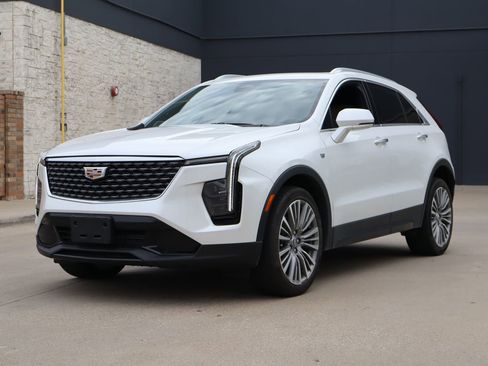 Used 2024 Cadillac XT4 Premium Luxury FWD image 2