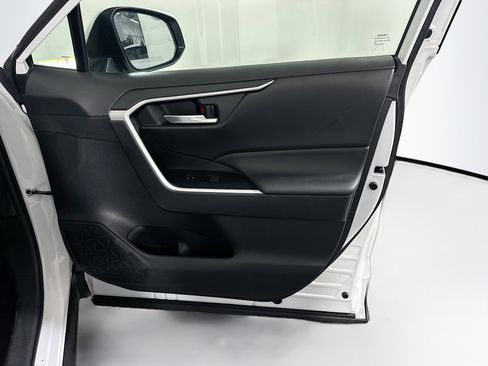 Used 2025 Toyota RAV4 XLE image 31