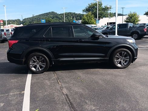 Used 2023 Ford Explorer XLT w/ Equipment Group 202A AWD/4WD image 3
