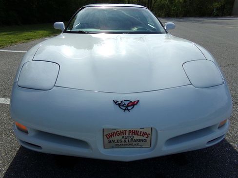 Used 2000 Chevrolet Corvette Coupe w/ Roof Pkg RWD image 3