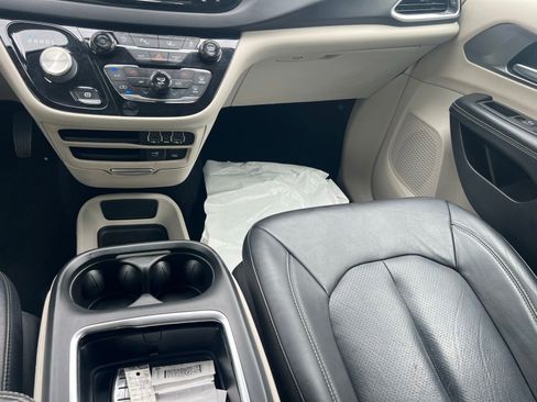 Used 2022 Chrysler Pacifica Touring-L FWD image 35