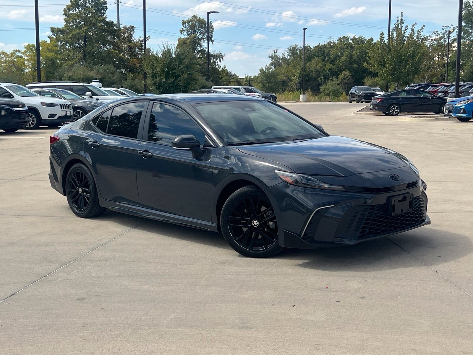 Used 2025 Toyota Camry SE w/ Convenience Package FWD image 1