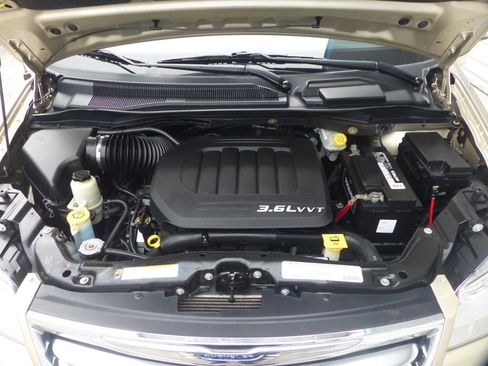 Used 2011 Chrysler Town & Country Touring-L w/ Entertainment Group #2 FWD image 25