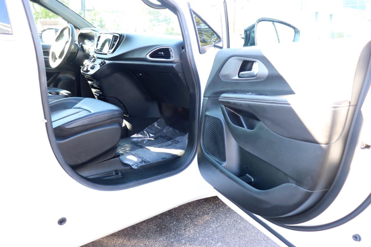 Used 2027 Chrysler Pacifica Select FWD image 17