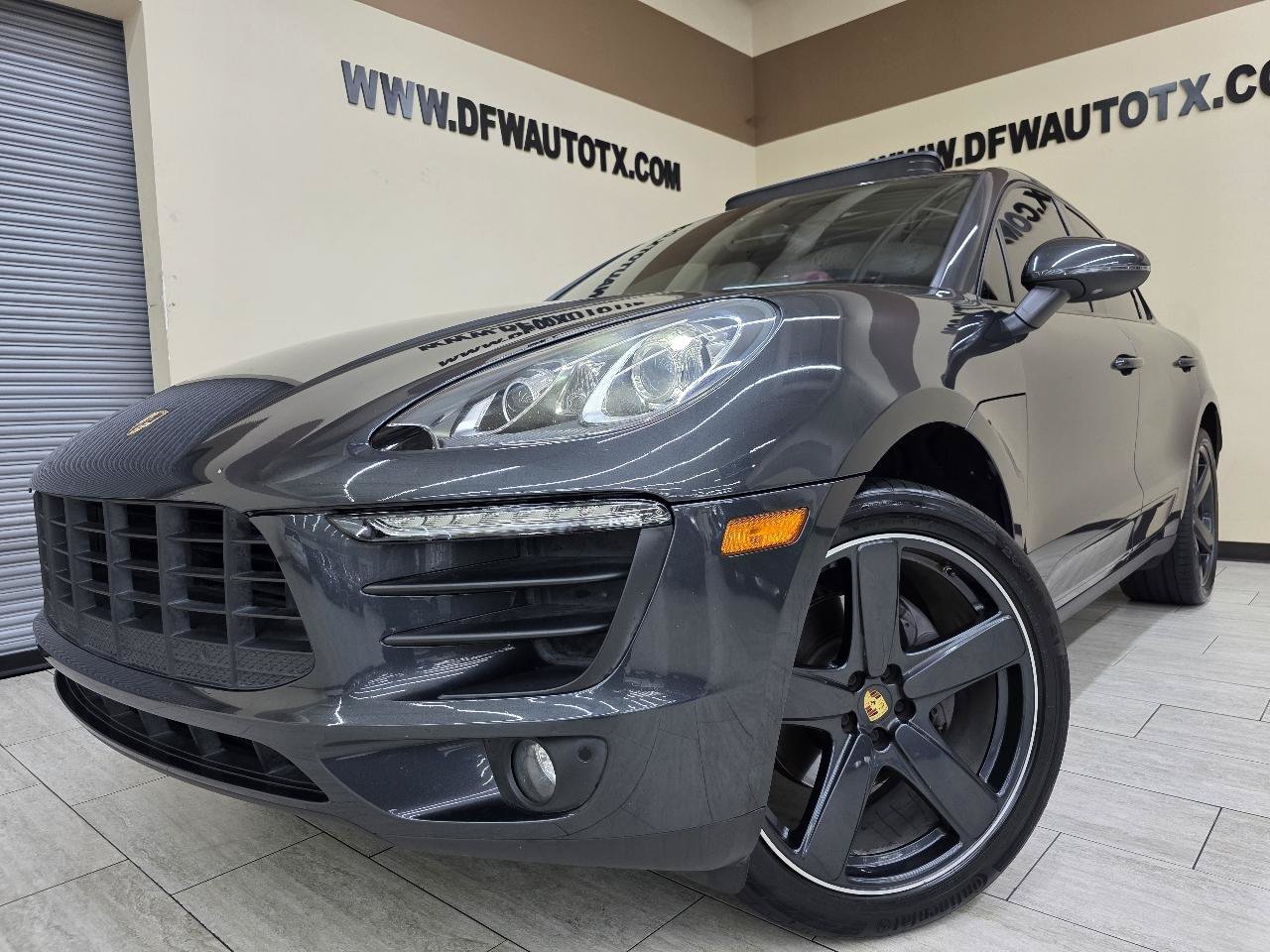 Used 2018 Porsche Macan AWD/4WD image 1