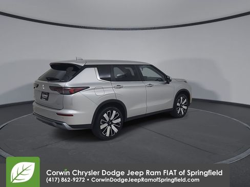 Used 2025 Mitsubishi Outlander SE image 15