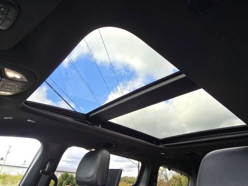 Used 2020 Chrysler Pacifica Touring-L image 3