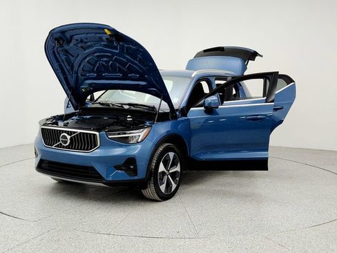 Certified 2025 Volvo XC40 B5 Plus image 9