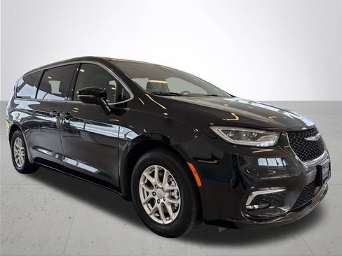 Used 2025 Chrysler Pacifica Select FWD image 5