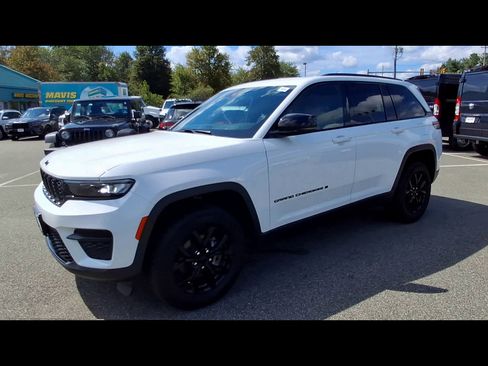 Used 2024 Jeep Grand Cherokee Altitude AWD/4WD image 4