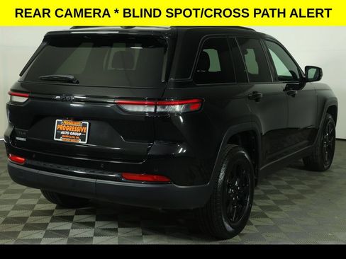 Used 2025 Jeep Grand Cherokee Altitude AWD/4WD image 8