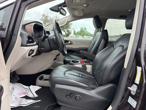 Used 2017 Chrysler Pacifica Touring-L w/ Tire & Wheel Group FWD image 56