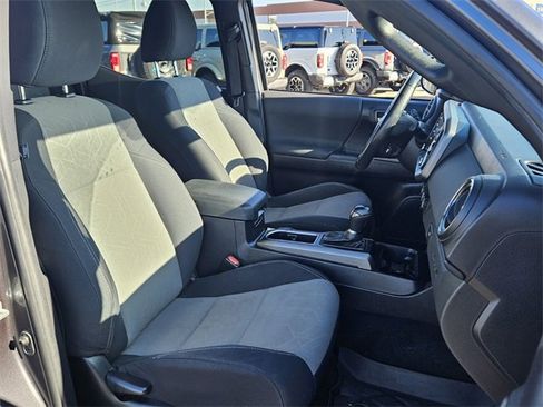 Used 2022 Toyota Tacoma TRD Off-Road image 16