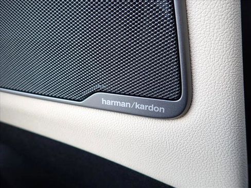 Used 2022 BMW 530e xDrive w/ Premium Package image 7