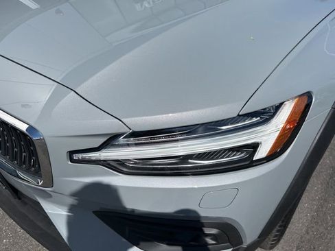 Used 2025 Volvo V60 B5 Cross Country Plus image 8