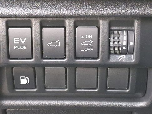 Certified 2025 Subaru Forester Limited image 25