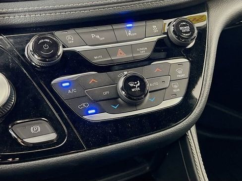 Used 2024 Chrysler Pacifica Limited w/ S Appearance Package FWD image 20