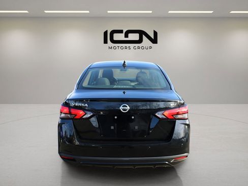 Used 2020 Nissan Versa SV image 2
