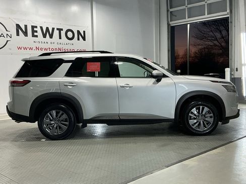 Used 2025 Nissan Pathfinder SV image 35