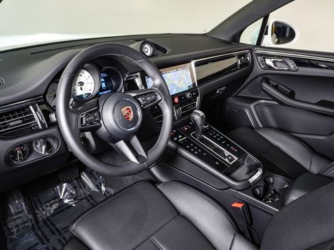 Certified 2026 Porsche Macan AWD/4WD image 4
