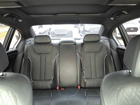 Used 2019 BMW 750i w/ Executive Package RWD image 40