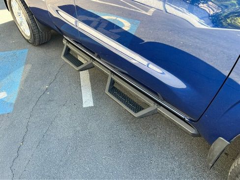 Used 2022 Nissan Frontier SV w/ Graphics Package image 9