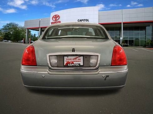 Used 2005 Lincoln Town Car Signature image 3