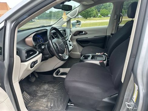 Used 2019 Chrysler Pacifica Touring-L FWD image 5