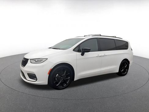 Used 2025 Chrysler Pacifica Limited FWD image 8