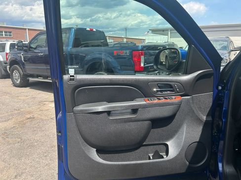 Used 2013 Chevrolet Avalanche LT image 9